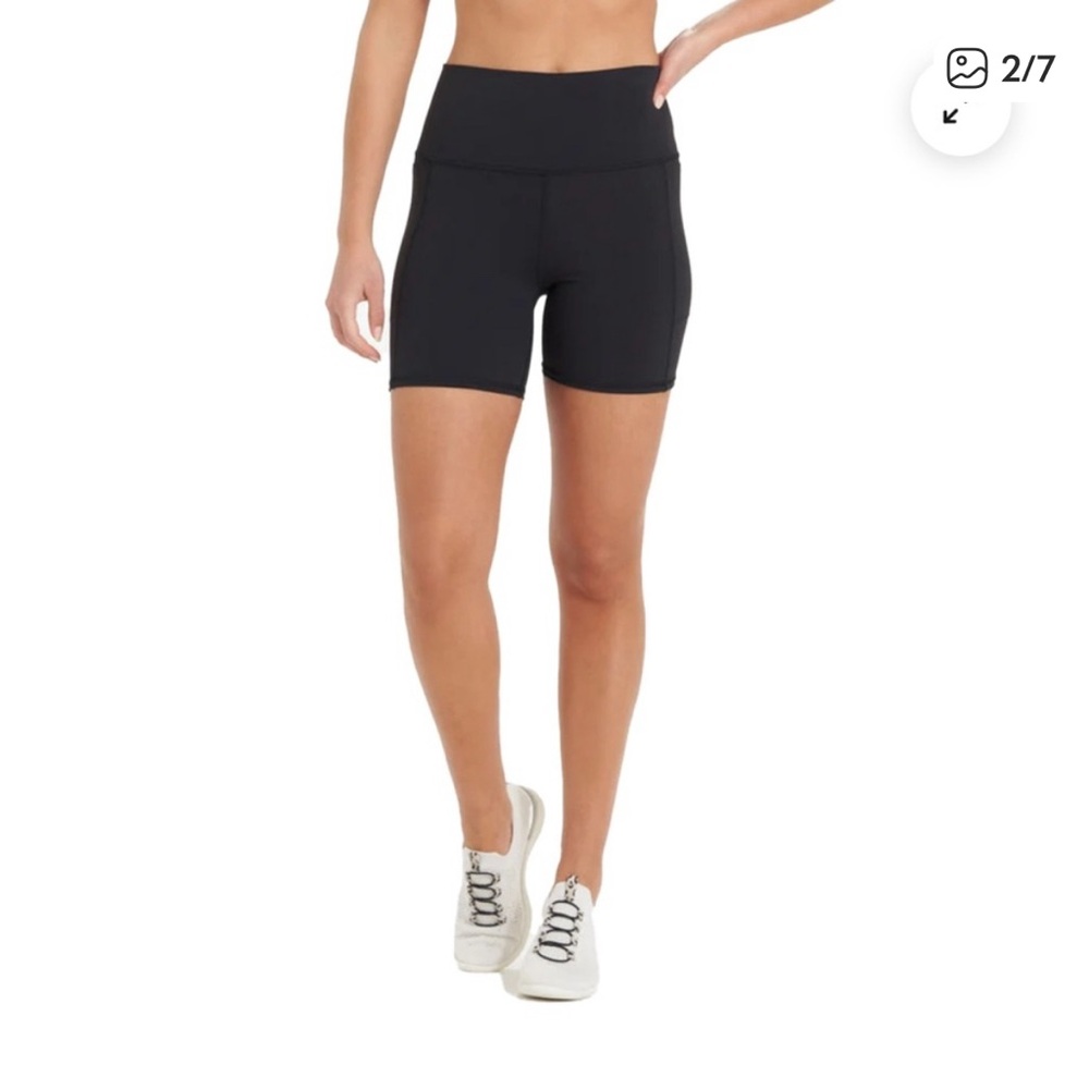 Vuori Women's Black Studio with Pockets Bike Shorts